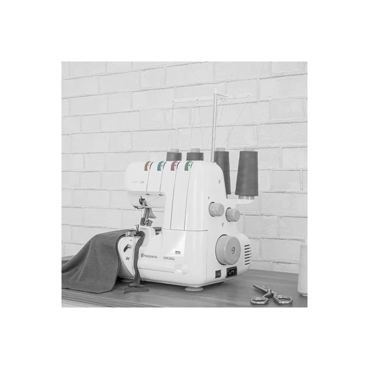 HUSQVARNA® VIKING® AMBER S | 100 Overlock Machine HUSQVARNA® VIKING® AMBER S | 100 Overlock Machine