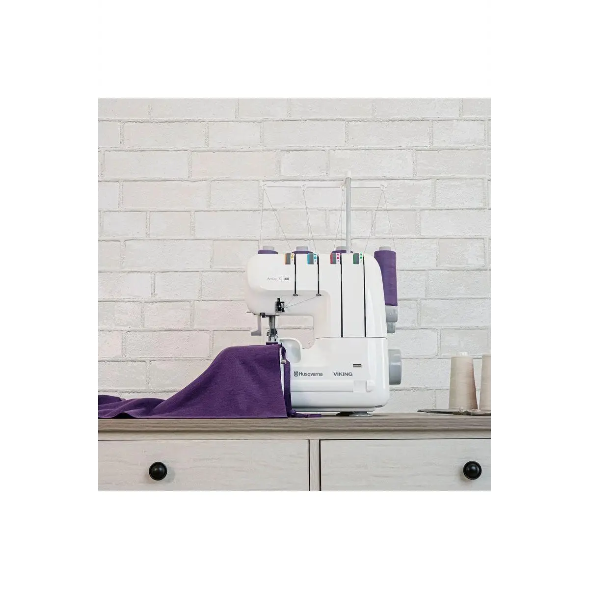 HUSQVARNA® VIKING® AMBER S | 100 Overlock Machine HUSQVARNA® VIKING® AMBER S | 100 Overlock Machine