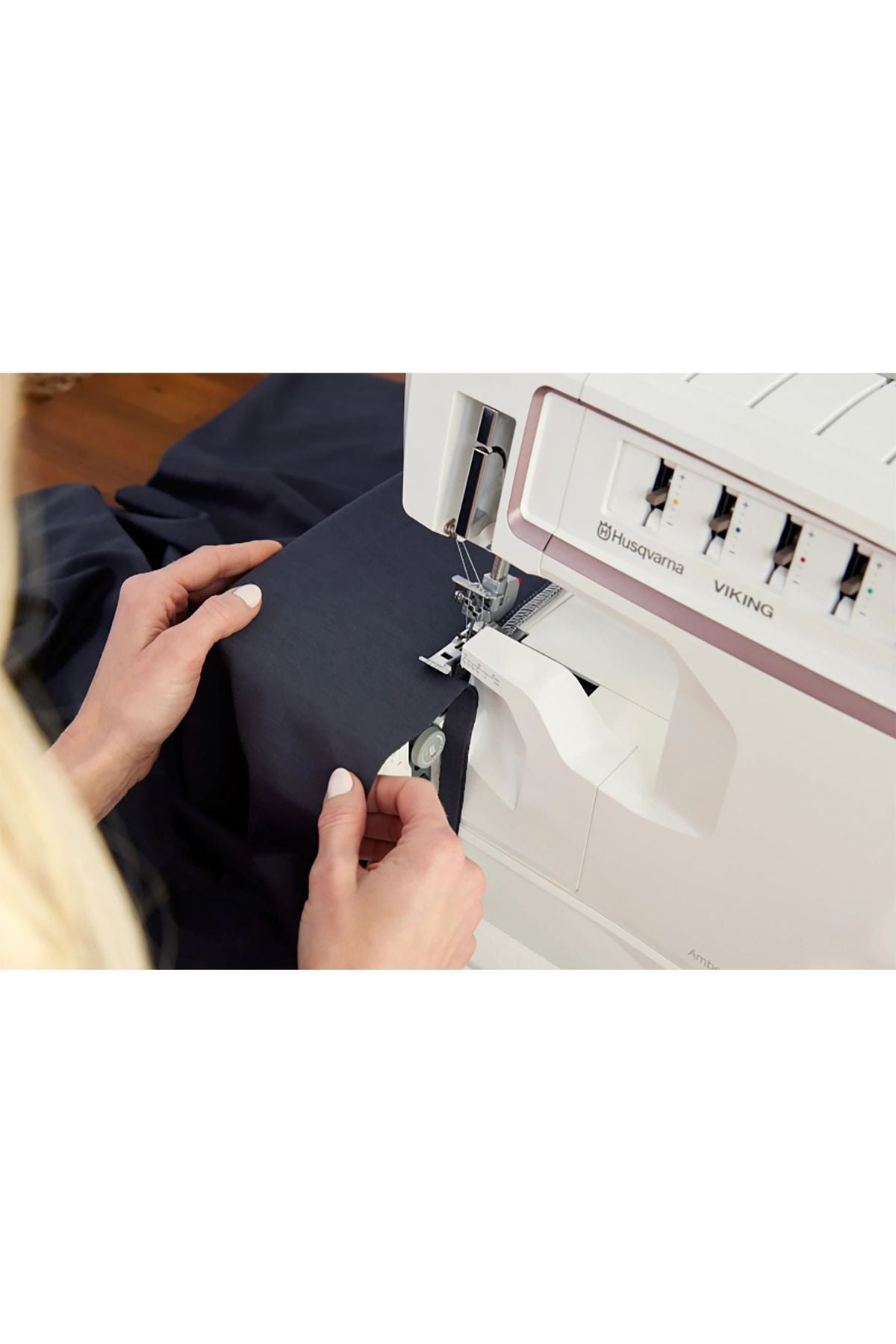 HUSQVARNA® VIKING® AMBER™ Air S | 500 Coverlock Machine + GIFT w/PURCHASE