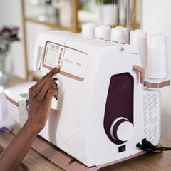 HUSQVARNA® VIKING® AMBER™ Air S | 600 Coverlock Machine